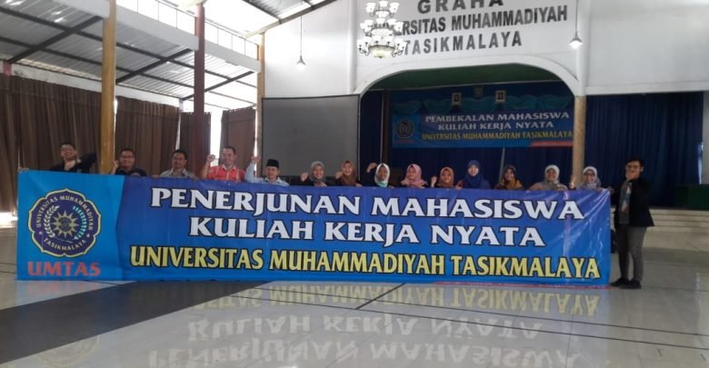 Rektor Umtas Lepas Mahasiswa Ikuti KKNMU