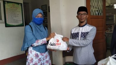 MCCC Kota Bandung Bagikan Ratusan Paket Sembako, Masker dan Hands Senitazer