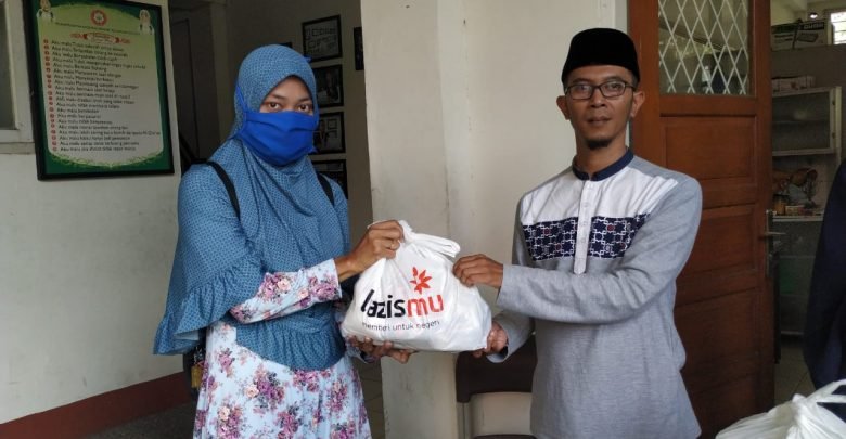 MCCC Kota Bandung Bagikan Ratusan Paket Sembako, Masker dan Hands Senitazer