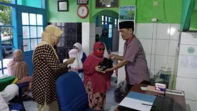 Ringankan beban Masyarakat, Muhammadiyah Sukasari bagikan Paket sembako dan uang tunai