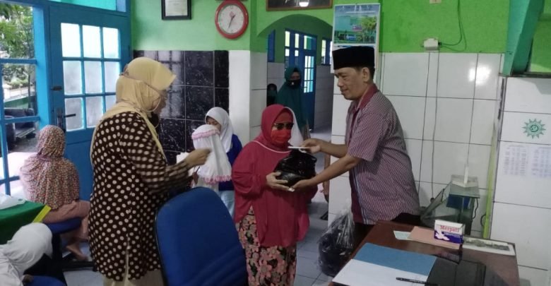 Ringankan beban Masyarakat, Muhammadiyah Sukasari bagikan Paket sembako dan uang tunai