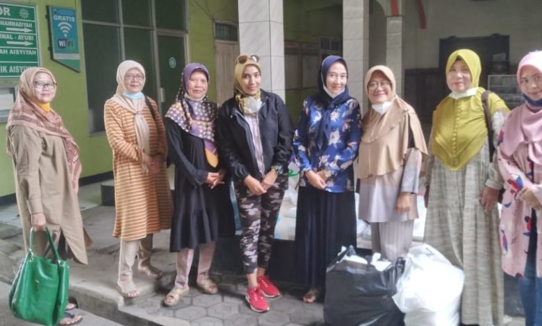 Jumat Berkah, PC Aisyiyah Sumedang Selatan Bersama Grup Senam Aisyiyah Rutin Bagikan Nasi Kotak