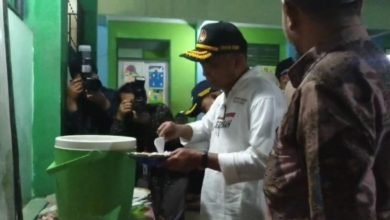 Datangi Poskor MDMC-Lazismu Jabar, Muhadjir Effendy dengar Kebutuhan Relawan dan Cicipi Makanan