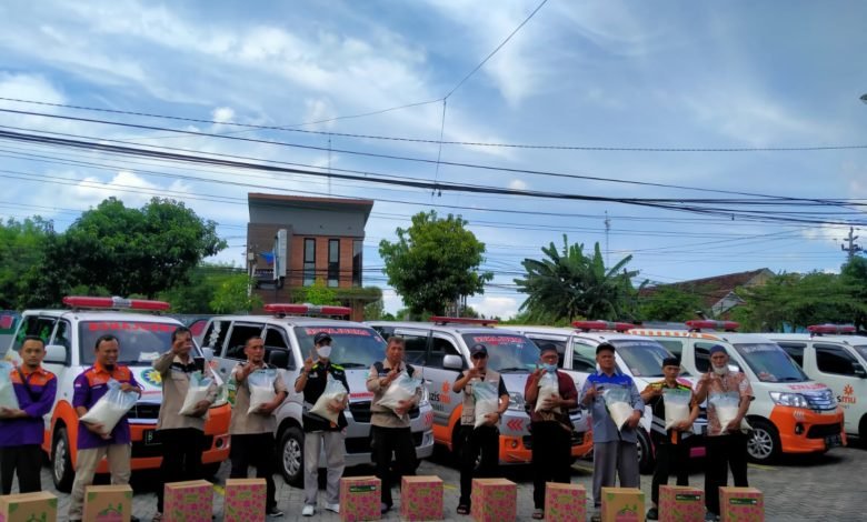 10 Driver Ambulan MU dapat Kado Ramadhan dari Lazismu DIY