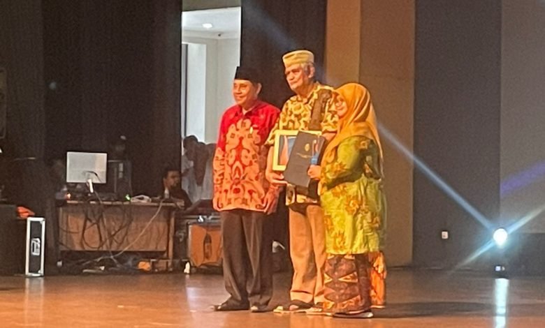 Mantan Ketua PDM Priangan KH Hanbali Ahmad Mendapat Anugerah Lifetime Achievement