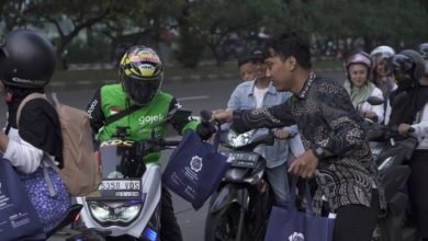 Raup Pahala Melalui Berbagi, UM Bandung Berikan Takjil Puasa Kepada Masyarakat