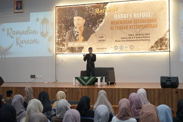 Kajian Ramadan Mahasiswa Manajemen UM Bandung Hadirkan Ustadz Abu Takeru