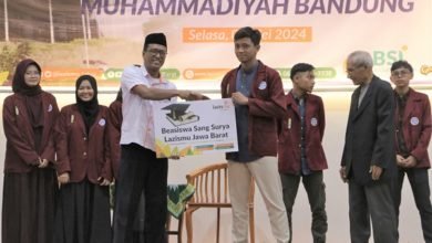 Lazismu Jabar Salurkan Beasiswa dan Sosialisasi Literasi Keuangan Syariah di UM Bandung