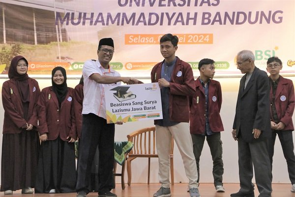 Lazismu Jabar Salurkan Beasiswa dan Sosialisasi Literasi Keuangan Syariah di UM Bandung