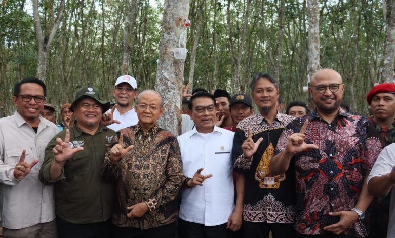 Ketua PP Muhammadiyah Anwar Abbas Bersama KSP Jenderal (Purn) Moeldoko Lakukan Simulasi Alat Sadap Karet Mercu Biotech