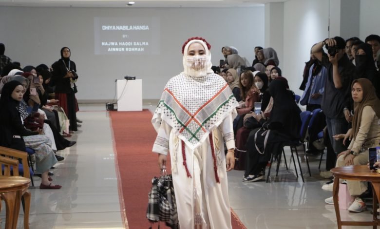 Mahasiswa UM Bandung Tampilkan Karya Fashion Berpesan Kemanusiaan