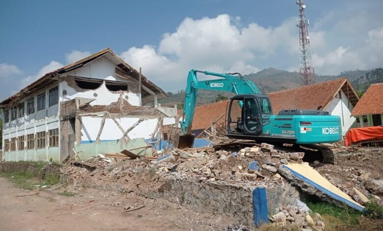 Sekolah Rusak Berat, MDMC Turunkan Alat Berat