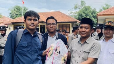 Aksi Mahasiswa Subang Berikan Boneka Mayit kepada KPU dan Bawaslu Kabupaten Subang