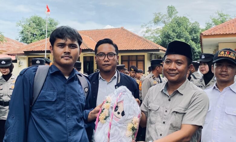 Aksi Mahasiswa Subang Berikan Boneka Mayit kepada KPU dan Bawaslu Kabupaten Subang