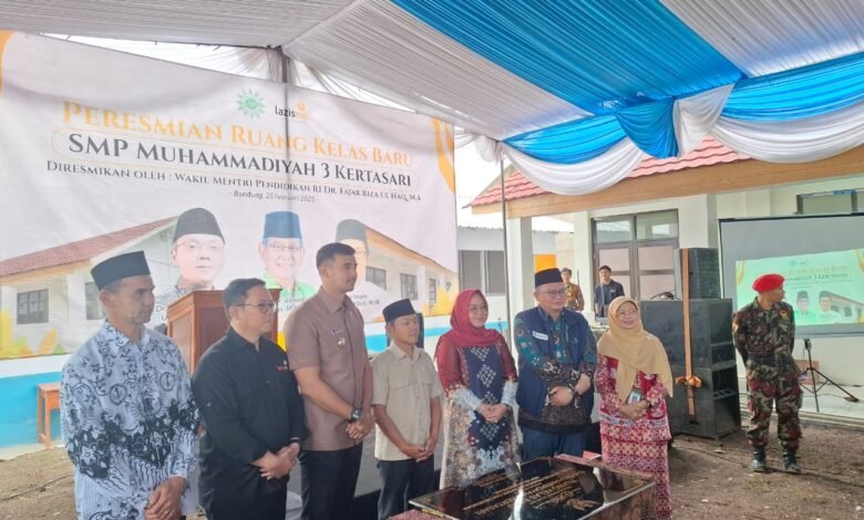 Resmikan Ruang Kelas Baru di Kertasari, Wamendikdasmen: Muhammadiyah Selalu Terdepan Berikan Pelayanan Pendidikan