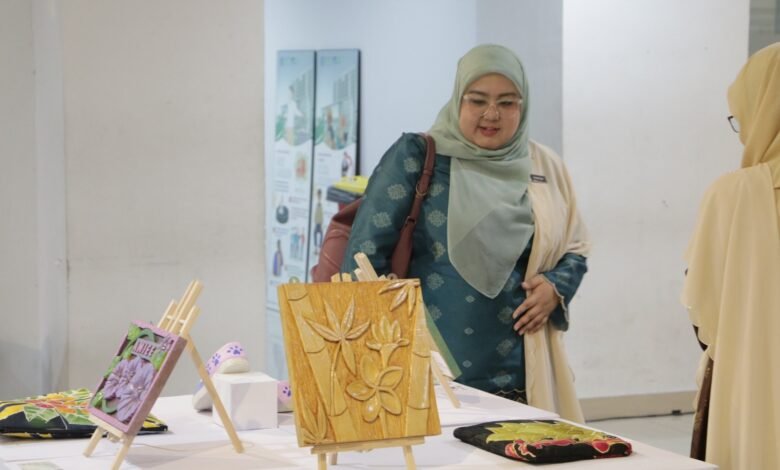 Guru SMK Malaysia Terkesan Pameran Seni UM Bandung Guru SMK Malaysia Terkesan Pameran Seni UM Bandung