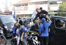 UM Bandung Bagikan 3.000 Snack Gratis di Tengah Euforia Juara Persib Bandung