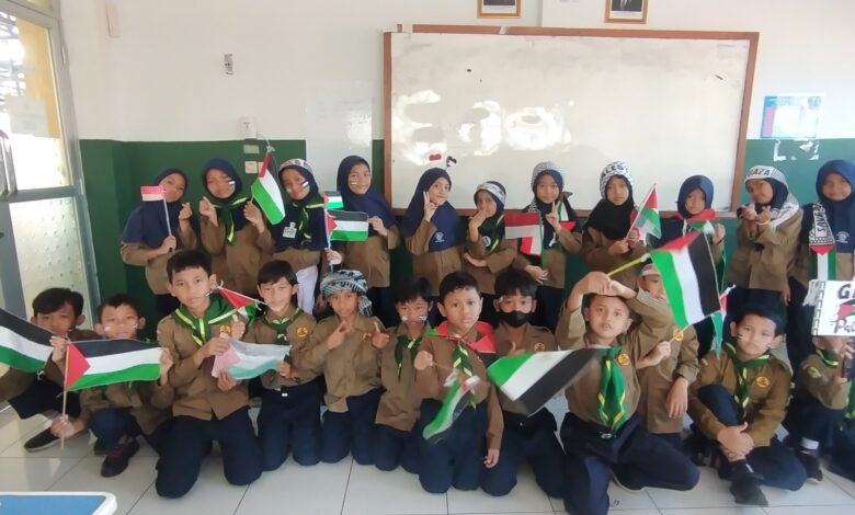 Siswa SD Muhammadiyah 3 Bandung Serukan Keadilan untuk Palestina di Hari Pendidikan