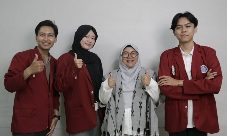Teliti Internet dan Mental, Tim Mahasiswa Psikologi UM Bandung Raih Best Article di Uhamka Teliti Internet dan Mental, Tim Mahasiswa Psikologi UM Bandung Raih Best Article di Uhamka