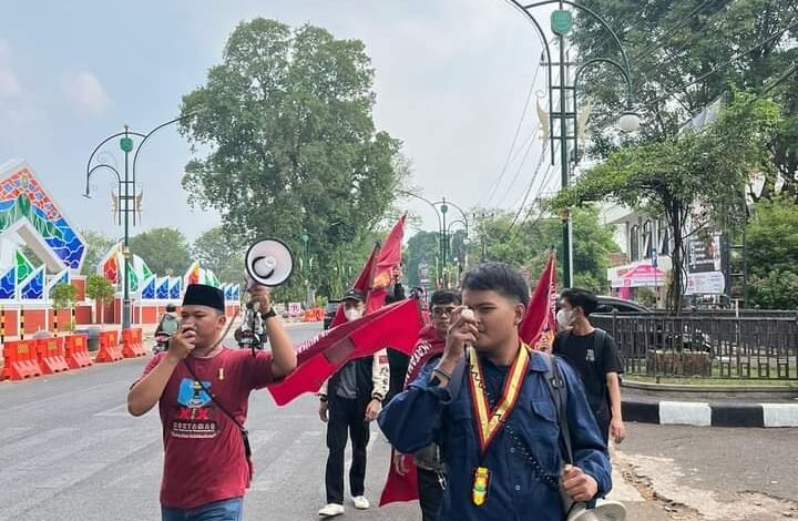 PC IMM Kabupaten Subang Mendesak Copot Ojang Sohandi sebagai ketua TP2D kabupaten Subang dan Bambang Heryanto dari TP2D