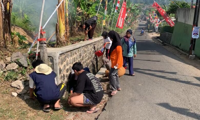 Mahasiswa UM Bandung Bersama Warga Cikole Kompak Ciptakan Lingkungan Nyaman dan Asri Mahasiswa UM Bandung Bersama Warga Cikole Kompak Ciptakan Lingkungan Nyaman dan Asri