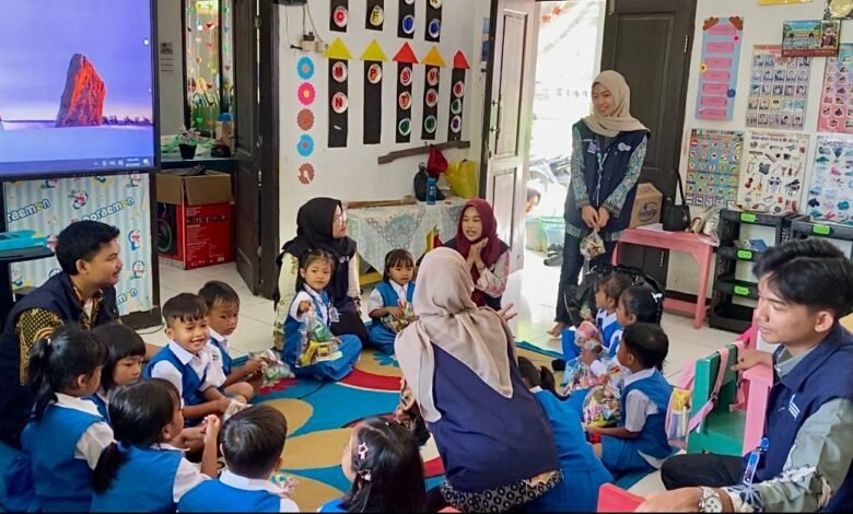 Kolaborasi Mahasiswa KKN dan Guru TK, Ciptakan Suasana Belajar Menyenangkan Kolaborasi Mahasiswa KKN dan Guru TK, Ciptakan Suasana Belajar Menyenangkan