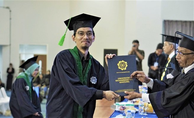 Rayhan Raih IPK 3,99 dan Jadi Wisudawan Terbaik UM Bandung Rayhan Raih IPK 3,99 dan Jadi Wisudawan Terbaik UM Bandung