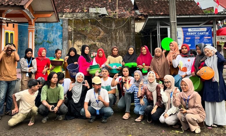 Kebersamaan Warga dan Mahasiswa Warnai Peringatan HUT RI di Cimalaka Kebersamaan Warga dan Mahasiswa Warnai Peringatan HUT RI di Cimalaka