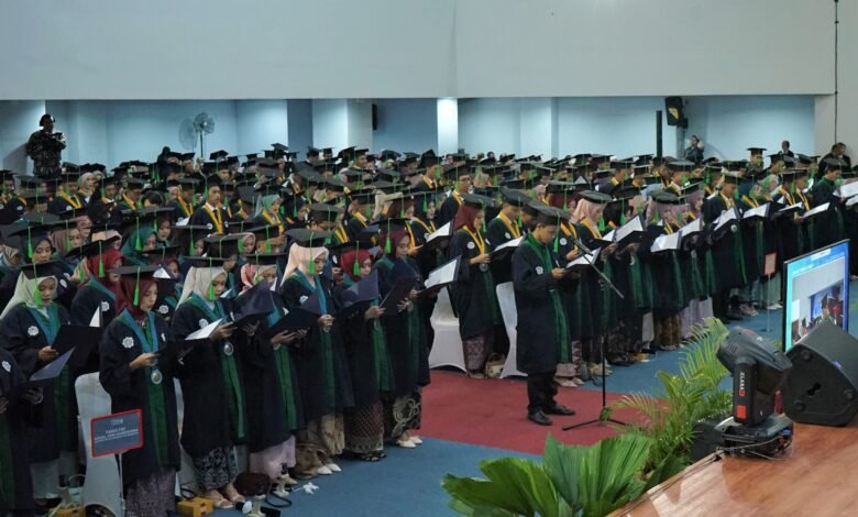 Ratusan Sarjana UM Bandung Resmi Dikukuhkan dalam Wisuda Ke-8 Gelombang Dua Ratusan Sarjana UM Bandung Resmi Dikukuhkan dalam Wisuda Ke-8 Gelombang Dua