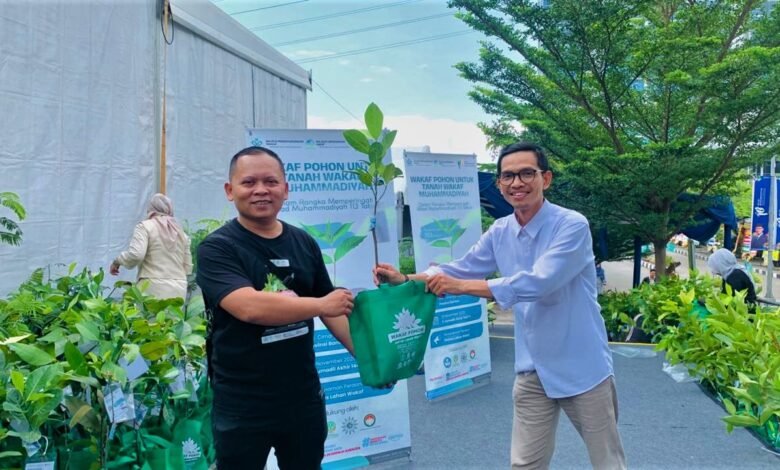 Milad Ke-113 Muhammadiyah, MPW Bagikan 1.113 Pohon Buah untuk Pengunjung Bazar Milad Ke-113 Muhammadiyah, MPW Bagikan 1.113 Pohon Buah untuk Pengunjung Bazar