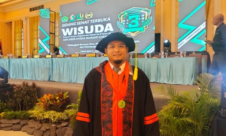 Ketua PCM Sumber Wisuda Magister Ekonomi, Buah dari Kaderisasi Muhammadiyah yang Terukur