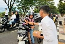 Tebar Kepedulian Sosial, UM Bandung Bagikan Takjil pada Masyarakat Tebar Kepedulian Sosial, UM Bandung Bagikan Takjil pada Masyarakat