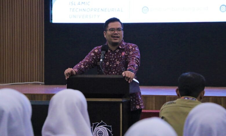 Visit Campus, UM Bandung Kenalkan Dunia Perkuliahan kepada SMAM Wanaraja Visit Campus, UM Bandung Kenalkan Dunia Perkuliahan kepada SMAM Wanaraja